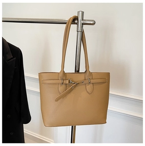 Gros plan du sac fourre-tout en cuir grainé kaki avec boucle argentée minimaliste