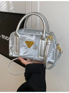 Mini sac bowling rétro argenté texturé avec logo triangle doré et doubles poignées
