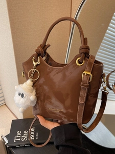 Damen Stilvolle PU Leder Eimertasche Retro Modische Handtasche Mit Plüsch Monster Anhänger Lässige Umhängetasche Für Damen
