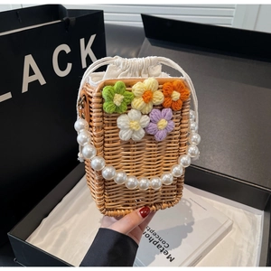 Détails du sac en paille tissé main avec fleurs en crochet et poignée en perles élégante