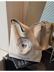 Sac cabas rétro en toile beige avec imprimé bleu présenté dans un décor de vie élégant