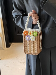 Sac seau en paille tissée à fleurs avec anse en perles et cordon de serrage