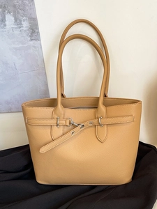 Sac fourre-tout minimaliste en cuir camel avec poignées solides et boucles en métal