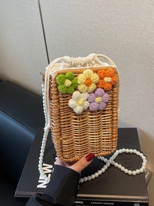 Sac seau en paille à la mode avec fleurs tricotées et bandoulière en perles