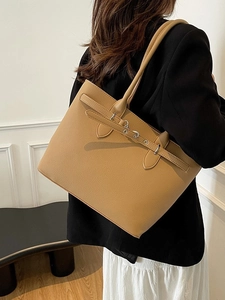 Grand sac cabas kaki avec boucle métallique dans un cadre élégant et minimaliste