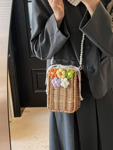Sac seau en paille fait main avec fleurs au crochet et bandoulière en perles élégante