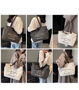 Detailweergave van de ruime canvas tote bag in donkergrijs en beige kleuren