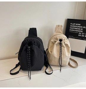 Détail de sacs à dos en nylon à cordon en noir et beige avec cordes tissées réglables