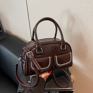 Borsa a tracolla marrone cioccolato in ecopelle con cuciture bianche e manici