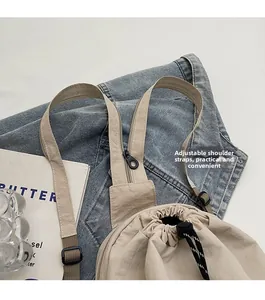 Détail de la bandoulière réglable en nylon avec boucle et fermeture par cordon