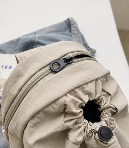 Détail de la fermeture éclair noire sur un sac en toile beige avec texture de tissu doux