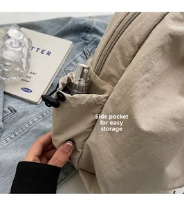 Détail de la poche latérale à cordon du sac en toile avec un petit flacon