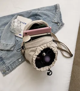 Vue de dessus de l'intérieur du sac en nylon beige montrant sa grande capacité de rangement