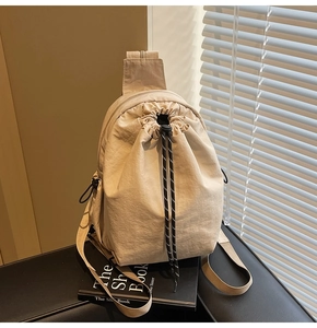 Détail macro du sac à dos kaki à cordon avec tissu imperméable et larges bretelles