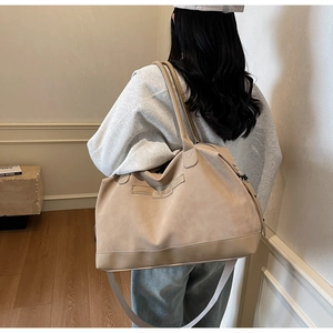 Sac fourre-tout kaki avec bandoulière réglable et détail de ceinture à logo décoratif
