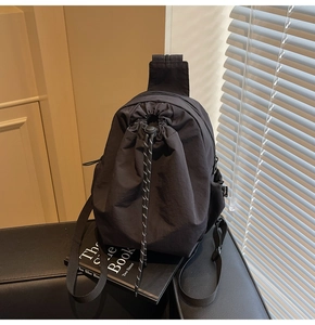 Détail du sac à cordon en nylon noir avec bretelles et cordon décoratif rayé