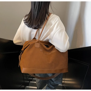 Grand sac fourre-tout marron avec bandoulière réglable et finition mate texturée