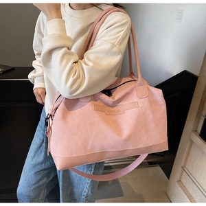 Détail d'un grand sac fourre-tout rose en similicuir avec une texture mate élégante