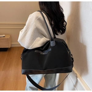 Détail d'un grand sac cabas noir en nylon avec finitions cuir et logo NINGJIA