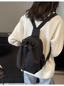 Sac à dos et sac bandoulière multifonction en nylon noir minimaliste avec fermeture éclair