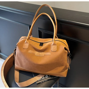 Vue détaillée du grand sac cabas caramel avec logo NINGJIA et sangle tissée