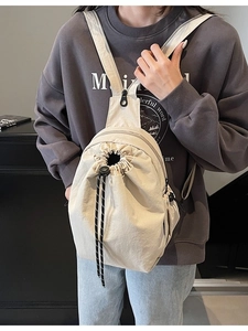 Grand sac à dos en toile beige avec cordon de serrage et style urbain polyvalent