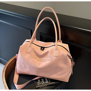 Détail d'un sac cabas rose en toile avec logo NINGJIA et bandoulière large ajustable