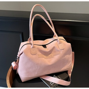 Détail du sac fourre-tout en daim rose avec texte NINGJIA gaufré et sangle réglable