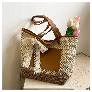 Détail du sac cabas d'été avec maille ajourée et nœud décoratif en dentelle beige