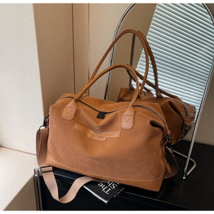 Détail du sac cabas marron mat avec logo NINGJIA et bandoulière réglable