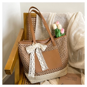 Détail du sac cabas tissé avec nœud en dentelle et finitions cuir sur chaise