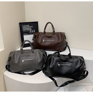 Trois grands sacs de voyage en cuir PU marron, gris et noir avec sangles réglables
