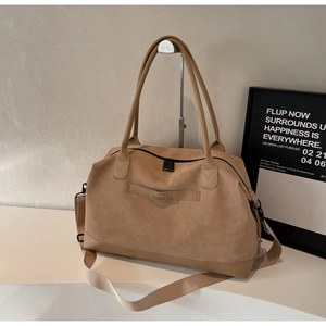 Vue détaillée du sac cabas kaki montrant le logo NINGJIA et la bandoulière réglable