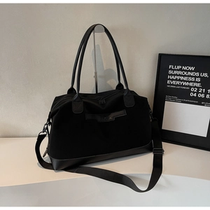 Détail du grand sac cabas noir avec patchwork en cuir et bandoulière amovible