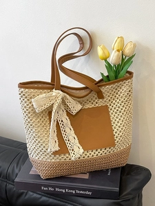 Sac fourre-tout en paille tissée avec poignées en cuir marron et nœud en dentelle blanche