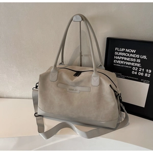 Détail du grand sac cabas gris avec texture mate et bandoulière réglable pratique