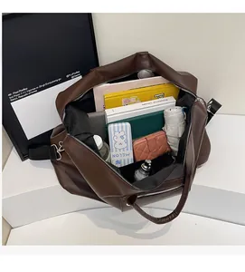 Vue de dessus de l'intérieur spacieux d'un grand sac de voyage marron foncé
