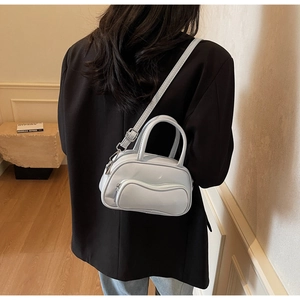 Vue arrière du mini sac bandoulière bleu clair avec détail de poche zippée ondulée