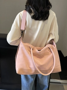 Grand sac à main rose en daim pour femme avec bandoulière large et style minimaliste