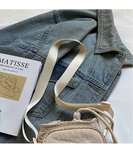 Detailaufnahme der khakifarbenen Mini-Canvas-Handytasche mit verstellbarem weißem Gurt