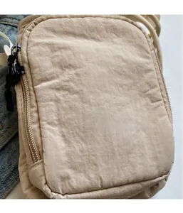 Nahaufnahme aus leichtem Nylon-Faltenstoff mit Doppelreißverschluss für die Umhängetasche
