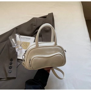 Détail du sac Boston blanc crème avec poche à fermeture éclair et bandoulière