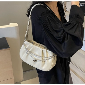 Détail du sac bandoulière blanc en PU plissé avec doubles chaînes et pendentif coeur