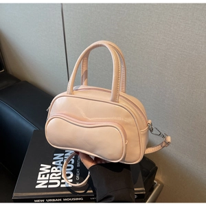 Vue détaillée du mini sac Boston en cuir PU rose brillant avec poche zippée ondulée