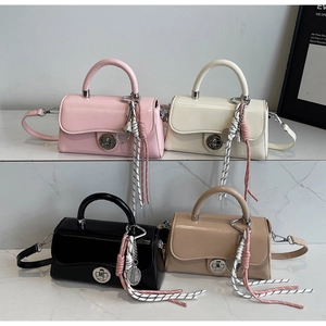 Crossbodytassen van imitatieleer in vier kleuren met decoratieve kwastjes