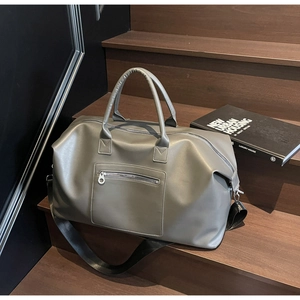 Détail macro du sac de voyage en cuir PU gris-noir avec surface texturée et fermeture éclair