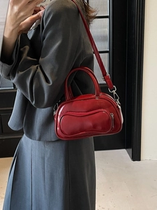 Sac Boston rouge brillant avec poche frontale zippée unique en forme de pilule pour femme
