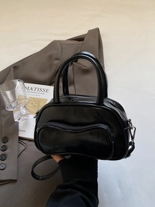 Sac à main Boston noir brillant avec bandoulière amovible et fermeture éclair frontale chic