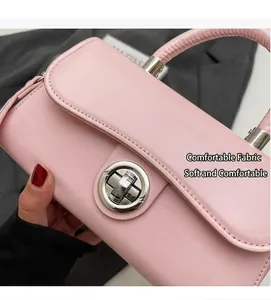 Dettaglio borsa a mano rosa con chiusura circolare in argento e cuciture di precisione