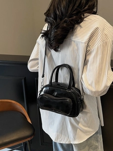 Sac Boston noir brillant élégant pour femme avec des accessoires en argent poli